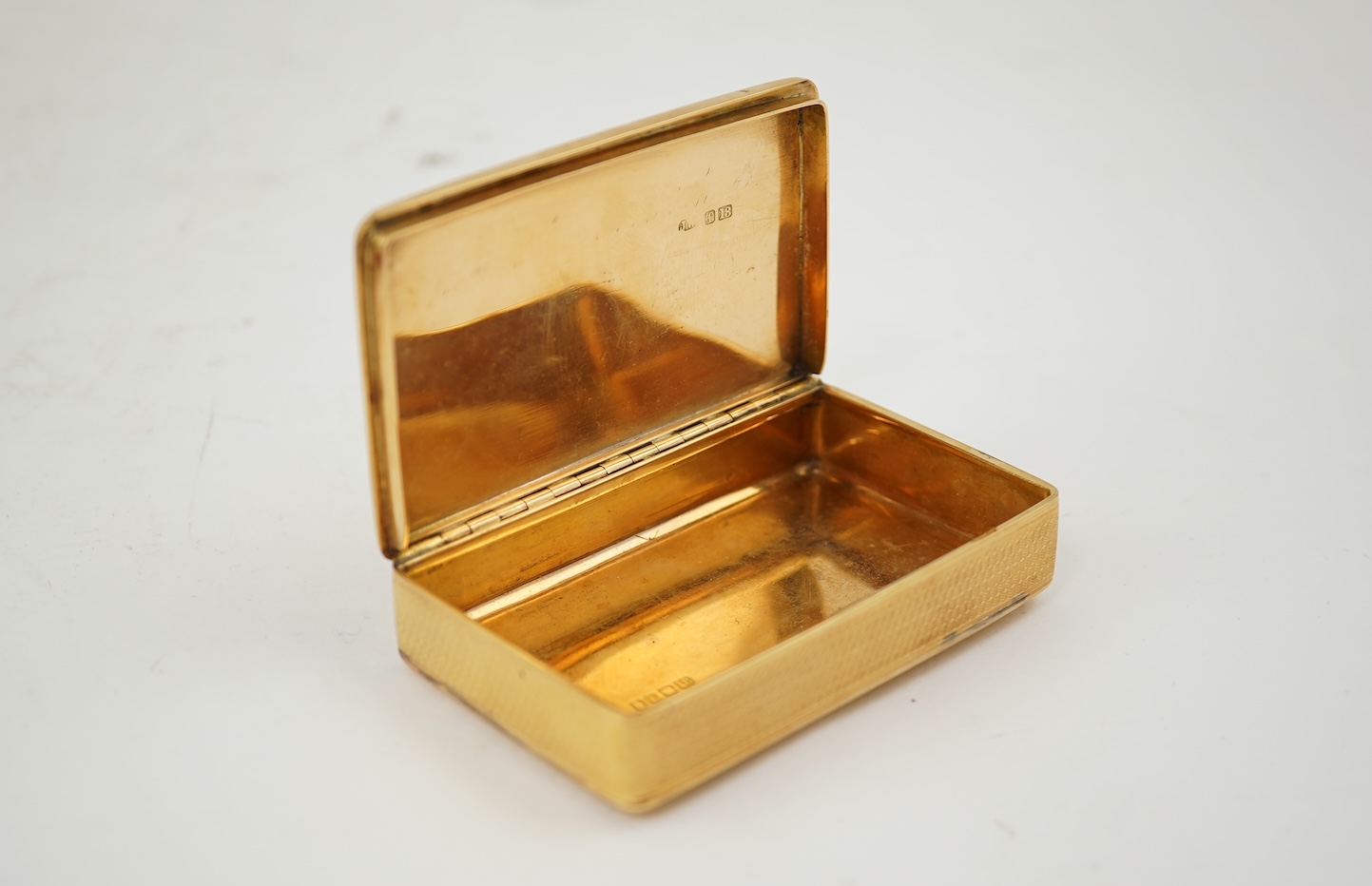 An Edwardian engine turned 18ct gold rectangular snuff box, by Joseph Walton